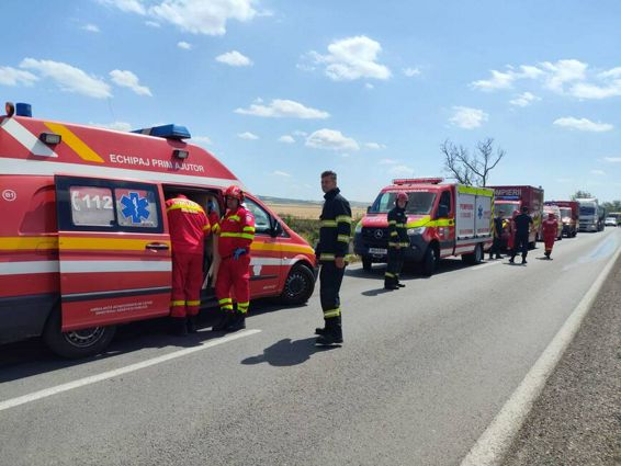 Impact devastator intre doua microbuze si un autoturism | imaginea 1