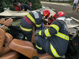 Accident rutier   victima incarcerata salvata de pompieri | imaginea 1