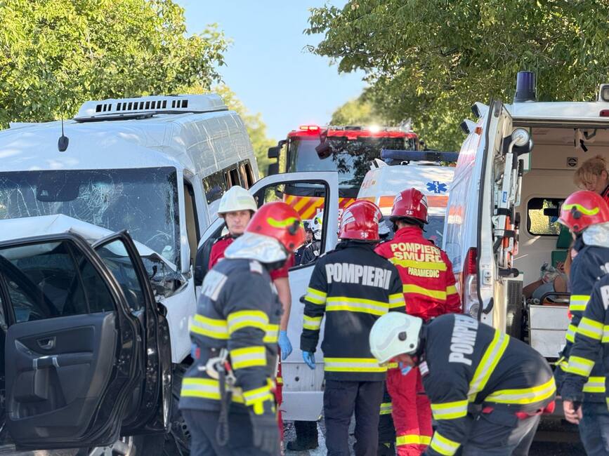 Grav accident rutier   3 morti si 16 raniti | imaginea 1