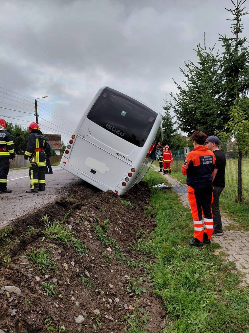 Un autocar cu pasageri a ajuns in sant | imaginea 1