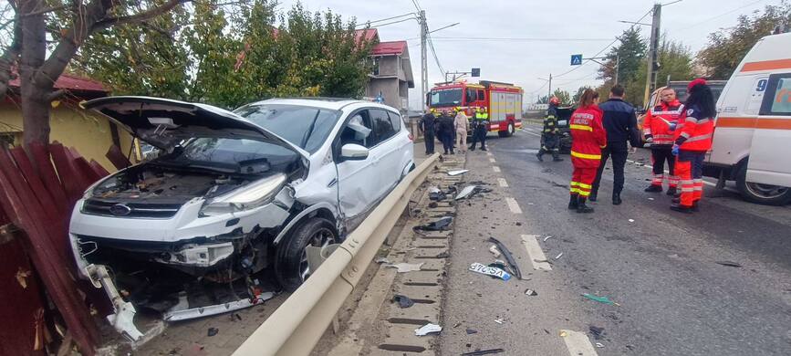 Coliziune intre trei masini   O victima a ajuns la spital | imaginea 1