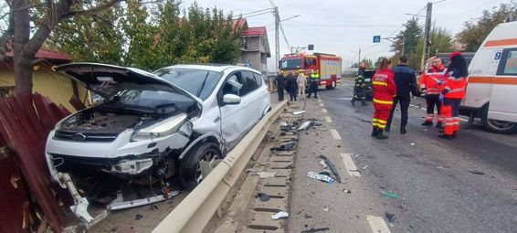 Coliziune intre trei masini   O victima a ajuns la spital | imaginea 1