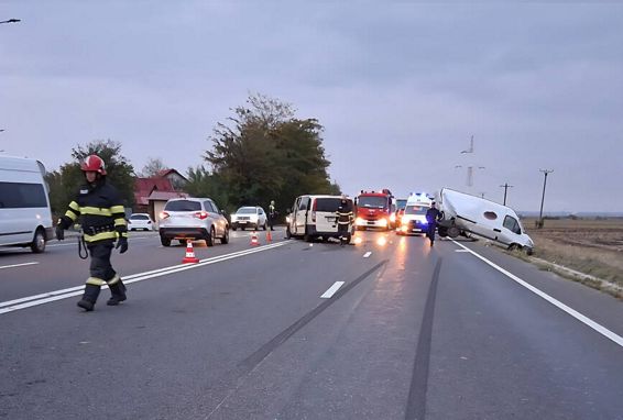 Impact cu 4 victime intre o autoutilitara si un microbuz | imaginea 1
