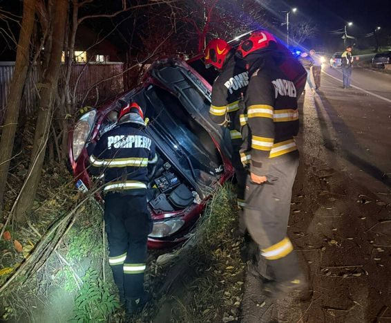 Accident rutier fara victime   Masina rasturnata in afara drumului | imaginea 1