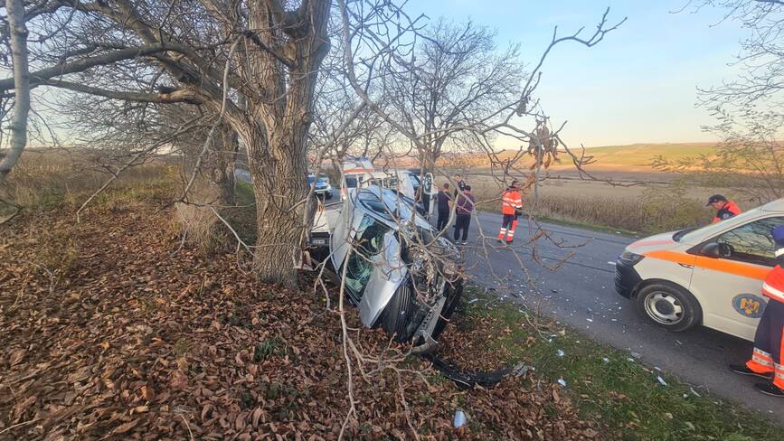 Accident rutier produs intre o autoutilitara si o masina | imaginea 1