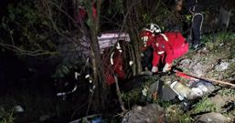 Au cazut cu masina intr un canal adanc de 10 metri | imaginea 1