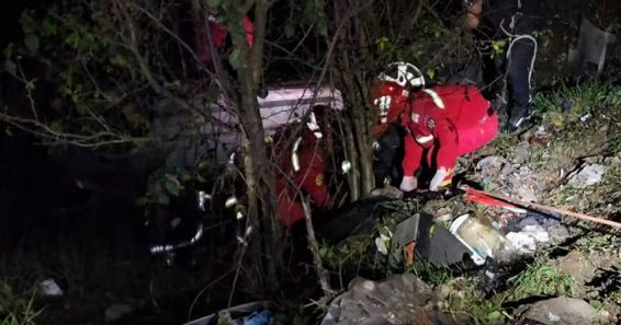 Au cazut cu masina intr un canal adanc de 10 metri | imaginea 1