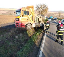 Camion rasturnat pe un drum national | imaginea 1