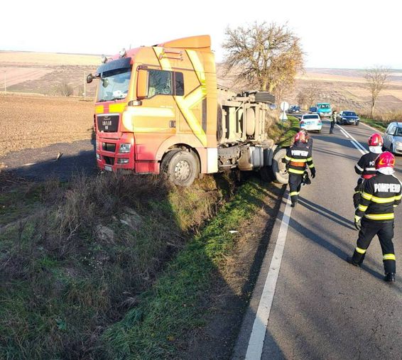 Camion rasturnat pe un drum national | imaginea 1