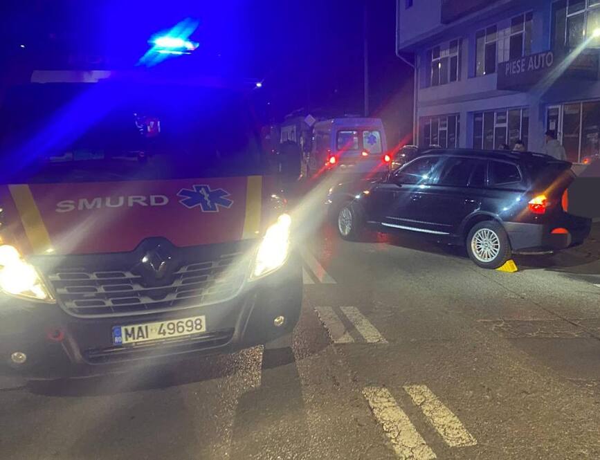 Femeie prinsa sub o masina salvata de pompieri | imaginea 2