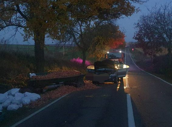 Impact intre o masina si o caruta | imaginea 1