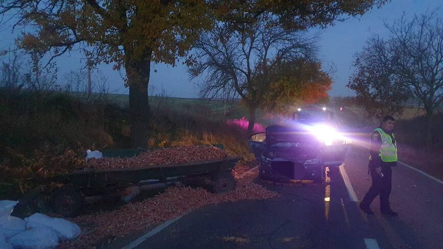 Impact intre o masina si o caruta | imaginea 2