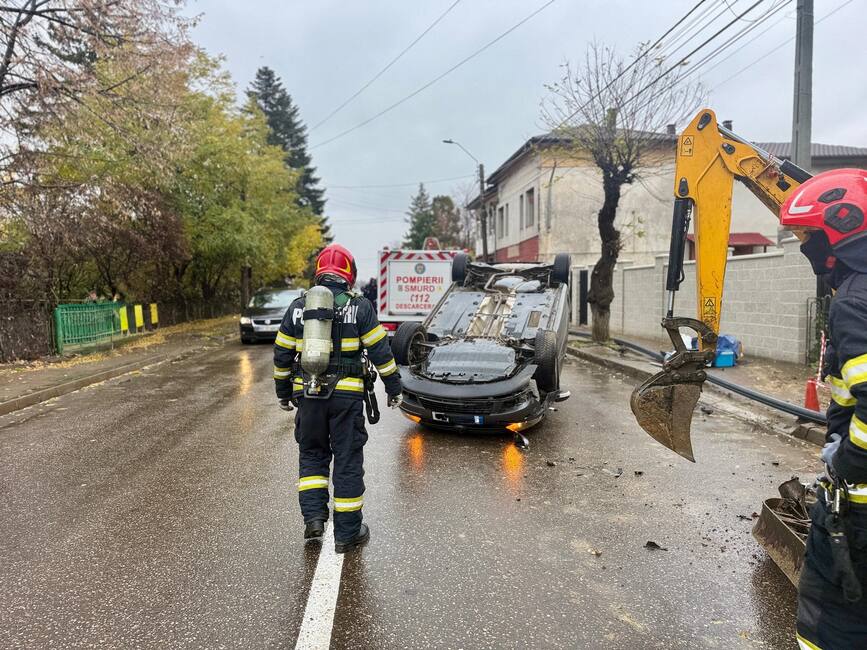 S a rasturnat pe sosea  in urma impactului cu un utilaj | imaginea 1