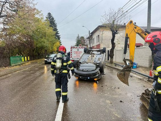 S a rasturnat pe sosea  in urma impactului cu un utilaj | imaginea 1