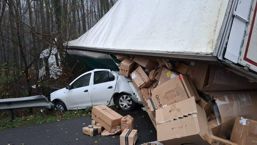 TIR rasturnat peste masina pe autostrada A1 Bucuresti Pitesti | imaginea 1