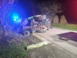 Tractor rasturnat in sant   Trei barbati au ajuns la spital | imaginea 1