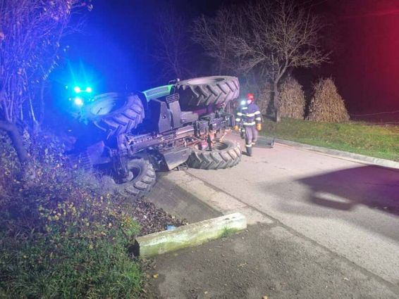 Tractor rasturnat in sant   Trei barbati au ajuns la spital | imaginea 1