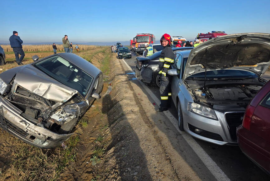 Coliziune intre 7 masini   4 adulti si 1 minor au ajuns la spital | imaginea 1
