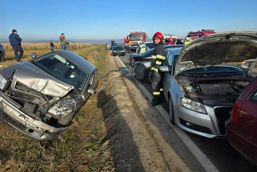 Coliziune intre 7 masini 4 adulti si 1 minor au ajuns la spital | imaginea 1