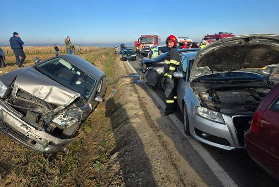 Coliziune intre 7 masini   4 adulti si 1 minor au ajuns la spital | imaginea 1