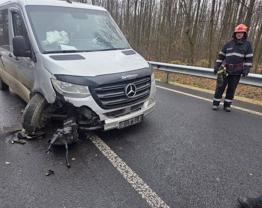 Coliziune intre o masina si un microbuz | imaginea 1