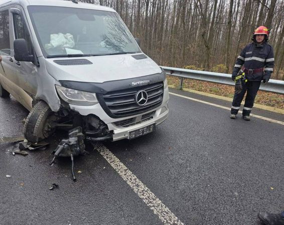 Coliziune intre o masina si un microbuz | imaginea 1