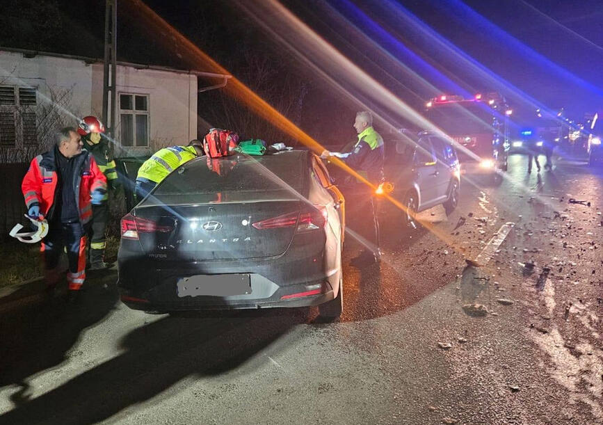 Impact intre 4 masini   Trei victime au ajuns la spital | imaginea 1