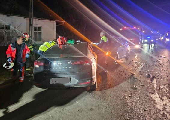 Impact intre 4 masini   Trei victime au ajuns la spital | imaginea 1