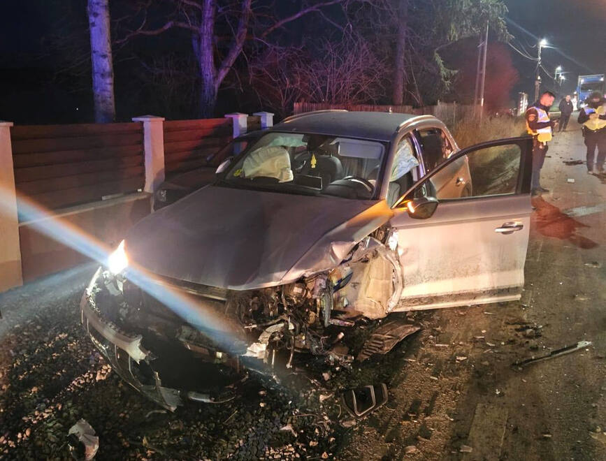 Impact intre 4 masini   Trei victime au ajuns la spital | imaginea 2