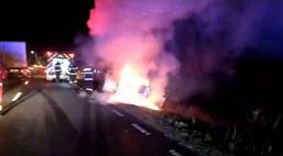 Persoane ranite si o masina in flacari | imaginea 1