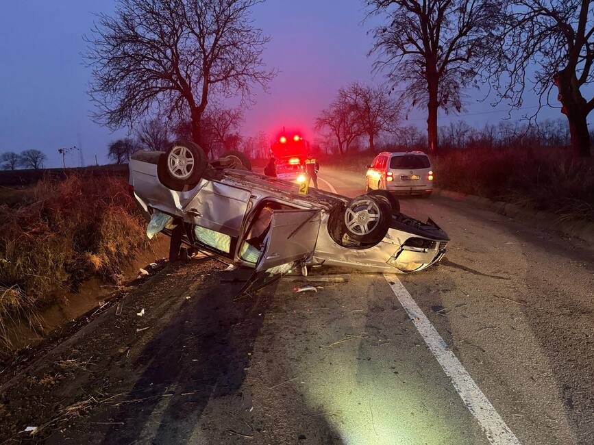 S a rasturnat cu masina pe sosea   Soferul a ajuns la spital | imaginea 1