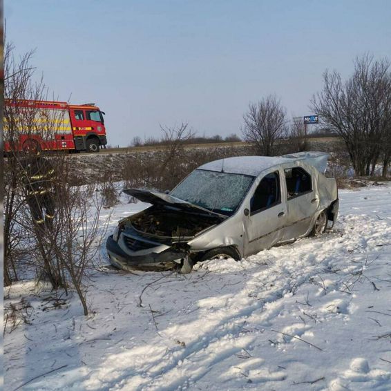 A ajuns la spital dupa ce a iesit cu masina de pe carosabil | imaginea 1