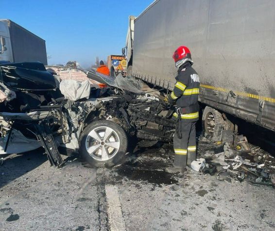 Accident intre un TIR si o masina   O victima a ajuns la spital | imaginea 1