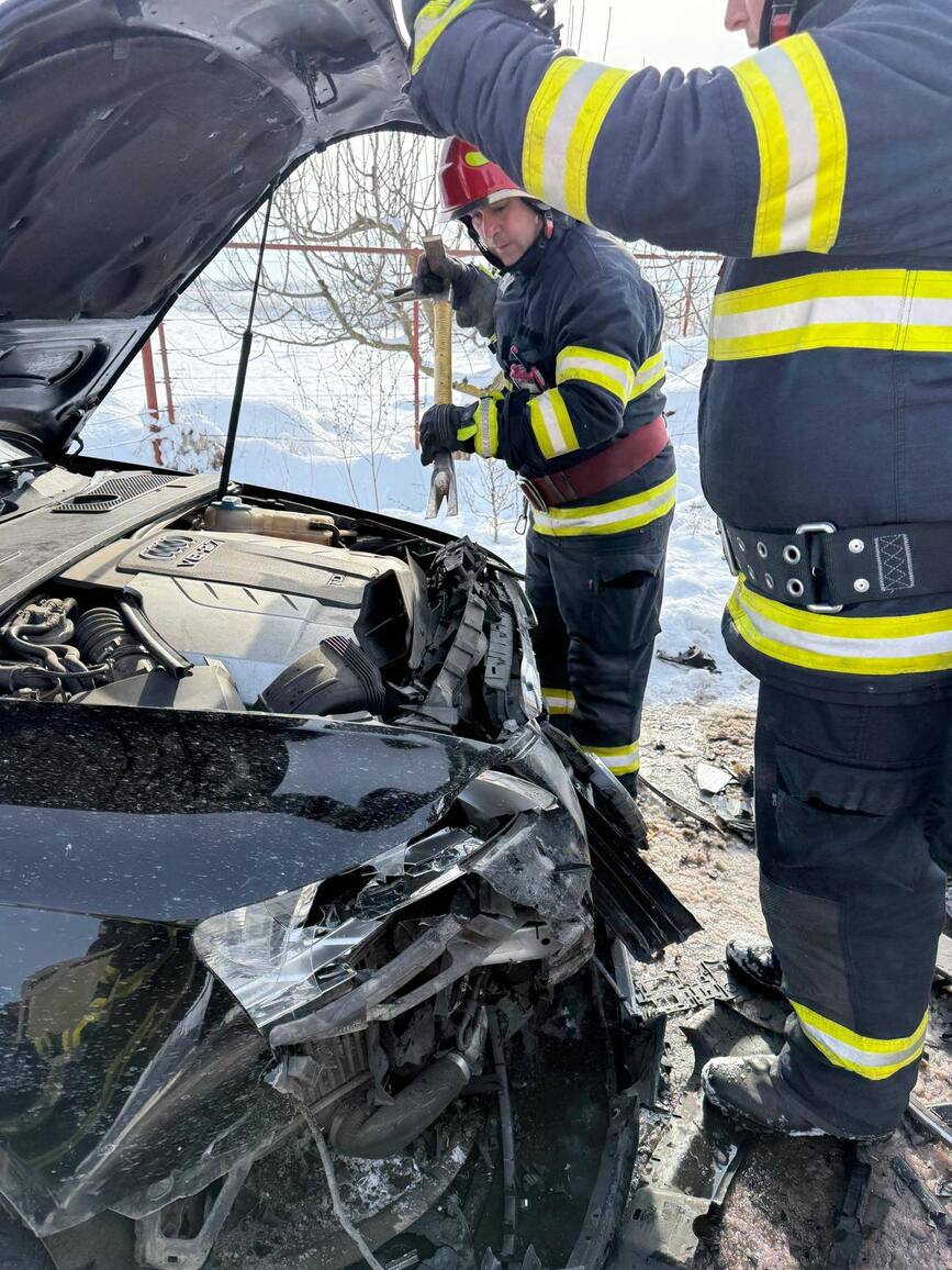 Femeie ranita dupa coliziunea dintre doua masini | imaginea 1