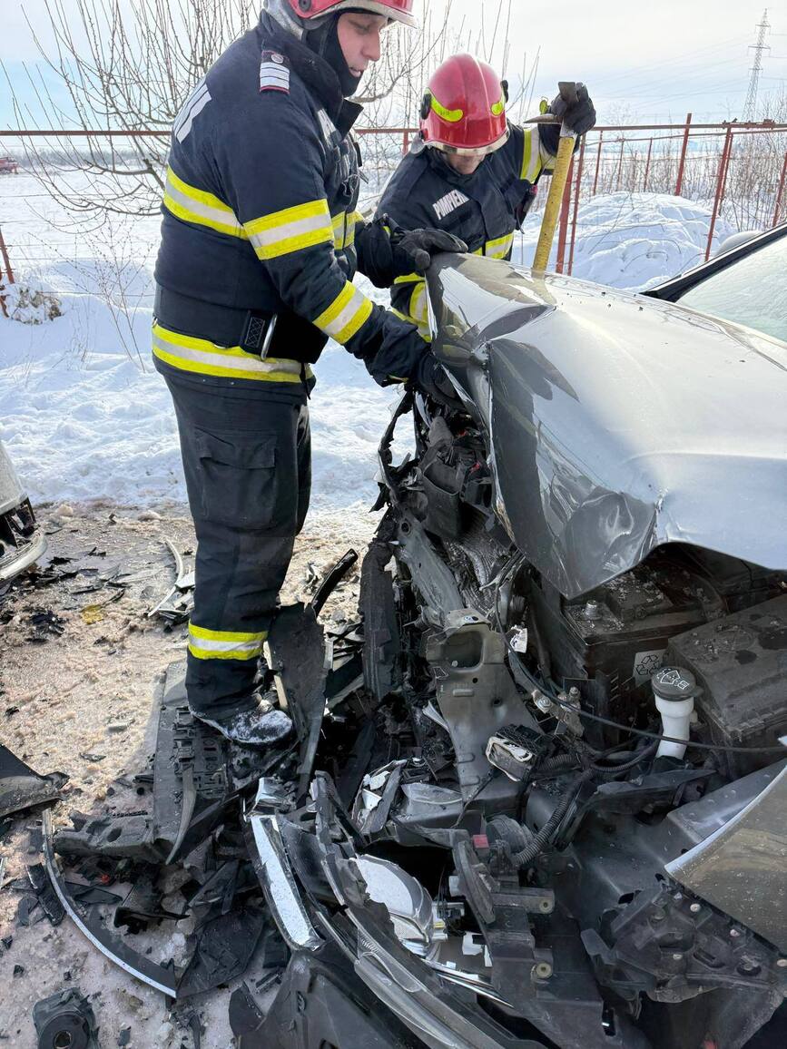 Femeie ranita dupa coliziunea dintre doua masini | imaginea 2