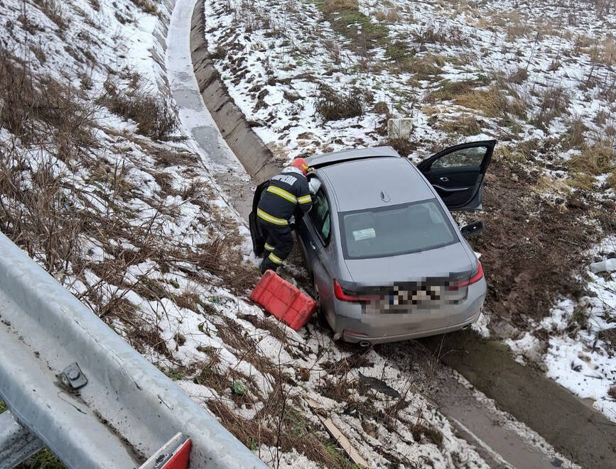 O femeie a ajuns la spital dupa ce s a rasturnat cu masina | imaginea 1