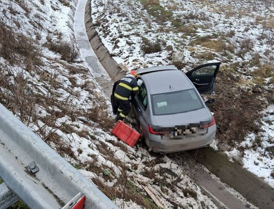 O femeie a ajuns la spital dupa ce s a rasturnat cu masina | imaginea 1