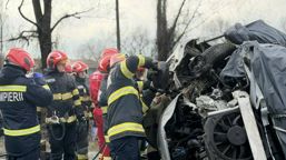Accident mortal   Un sofer a decedat dupa impactul cu un TIR | imaginea 1