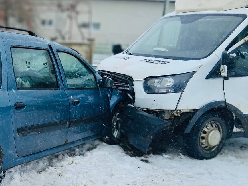 Impact violent  Doua femei au ajuns la spital | imaginea 2