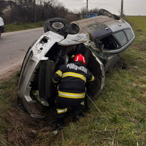 Accident grav  Masina rasturnata si o tanara victima | imaginea 1