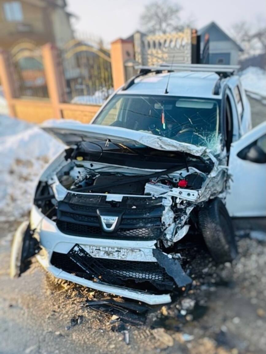 Impact intre un camion si o masina  O tanara a ajuns la spital | imaginea 1