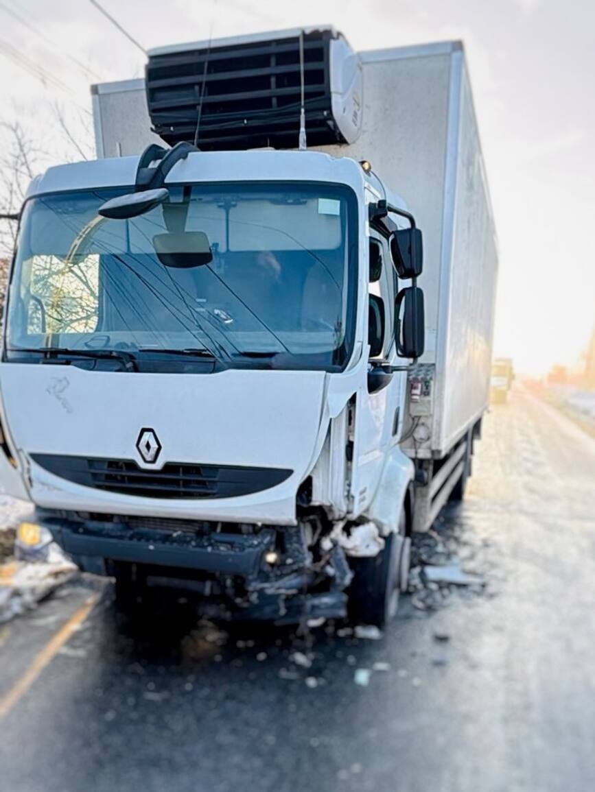 Impact intre un camion si o masina  O tanara a ajuns la spital | imaginea 2