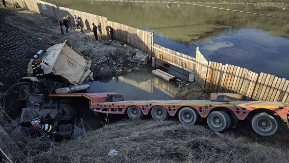 Sofer de autotren salvat de pompierii valceni | imaginea 1