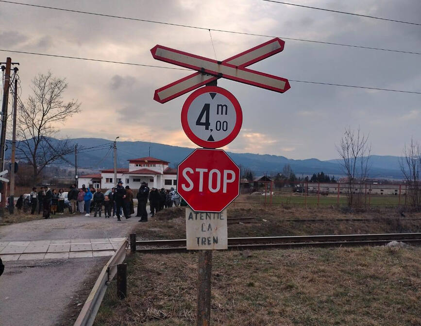 Tragedie pe sine  dupa impactul dintre un tren si o caruta | imaginea 1