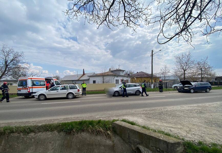 Accident cu trei masini Trei femei au ajuns la spital | imaginea 2