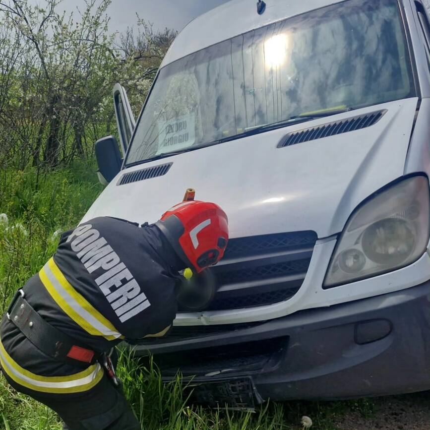 Accident cu victime multiple  Microbuz cu pasageri  rasturnat | imaginea 1