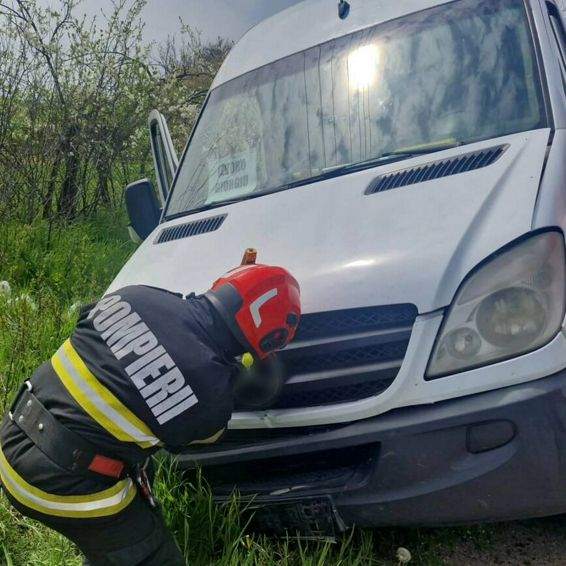 Accident cu victime multiple  Microbuz cu pasageri  rasturnat | imaginea 1
