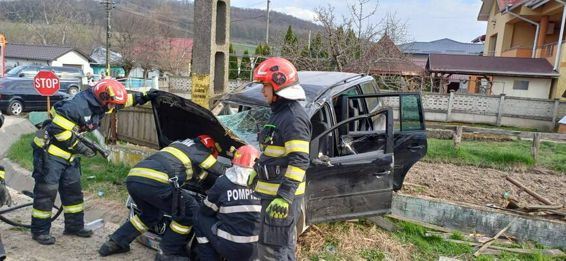 Accident grav  Patru victime dupa impactul cu un cap de pod | imaginea 1