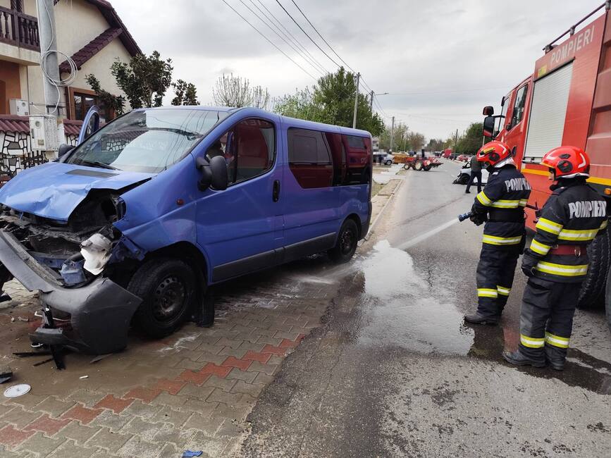 Cinci raniti dupa un carambol cu patru vehicule | imaginea 1