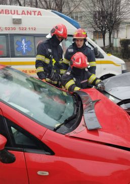 Coliziune intre doua masini  Interventie rapida a pompierilor | imaginea 1
